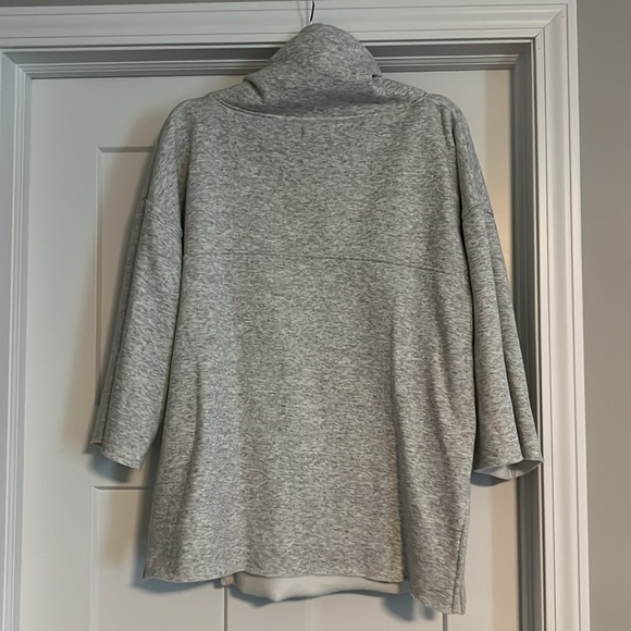 Ugg sweatshirt size M/L - Picture 4 of 8